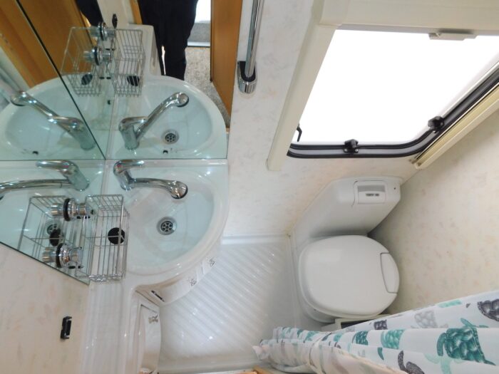 Elddis Firestorm 300 Peugeot 2.2 Hdi Barrons Special Edition 5 BERTH with 4 x 3 point SEAT BELTS. Only 47,600 miles.  £20,999 - Image 2