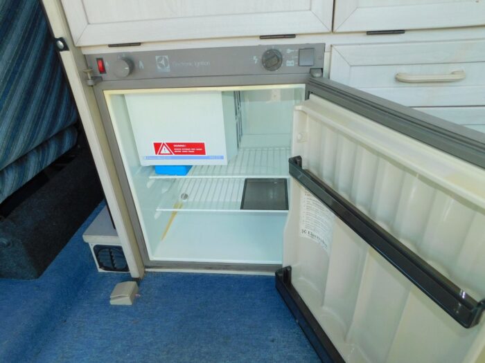 VW 2.0 Petrol Holdsworth Villa 2 Plus 2 Berth Campervan £12,999 - Image 6