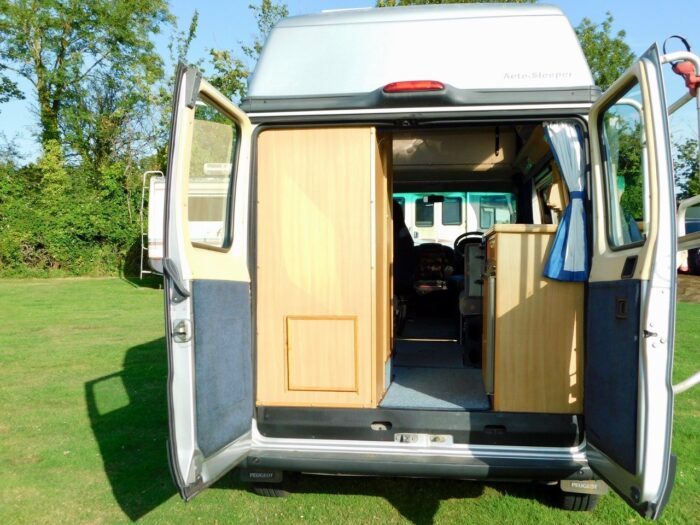 Auto-Sleeper DORSET Peugeot 2.0 HDI Luxury 4 Berth (2 Plus 2) model. Only 5.2m Long, 2.02m Wide. 2 x Electric Steps. 2003 £19,999 - Image 9