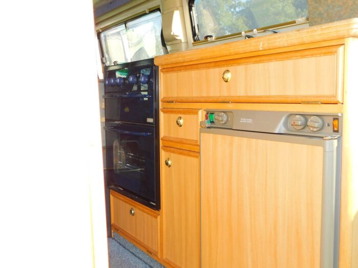 Auto-Sleeper DORSET Peugeot 2.0 HDI Luxury 4 Berth (2 Plus 2) model. Only 5.2m Long, 2.02m Wide. 2 x Electric Steps. 2003 £19,999 - Image 7