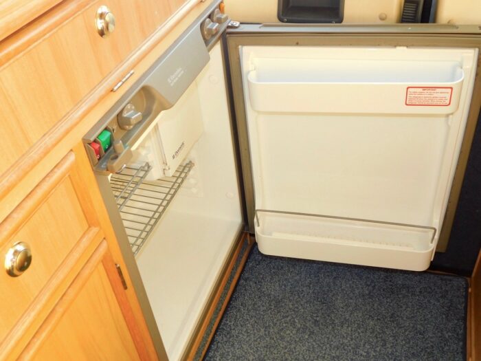 Auto-Sleeper DORSET Peugeot 2.0 HDI Luxury 4 Berth (2 Plus 2) model. Only 5.2m Long, 2.02m Wide. 2 x Electric Steps. 2003 £19,999 - Image 6