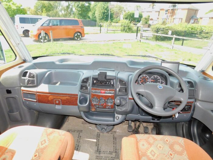 Rapido 927F Luxury 4 Berth Motorhome with 4 x Seat Belts. Fiat 2.8 Hdi with Spacious Lounge and 2 x Double Beds. Only 5.99m Long. £32,000 - Image 26