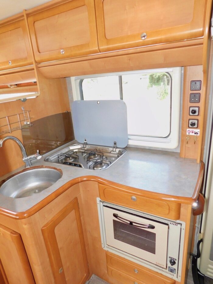 Rapido 927F Luxury 4 Berth Motorhome with 4 x Seat Belts. Fiat 2.8 Hdi with Spacious Lounge and 2 x Double Beds. Only 5.99m Long. £32,000 - Image 21