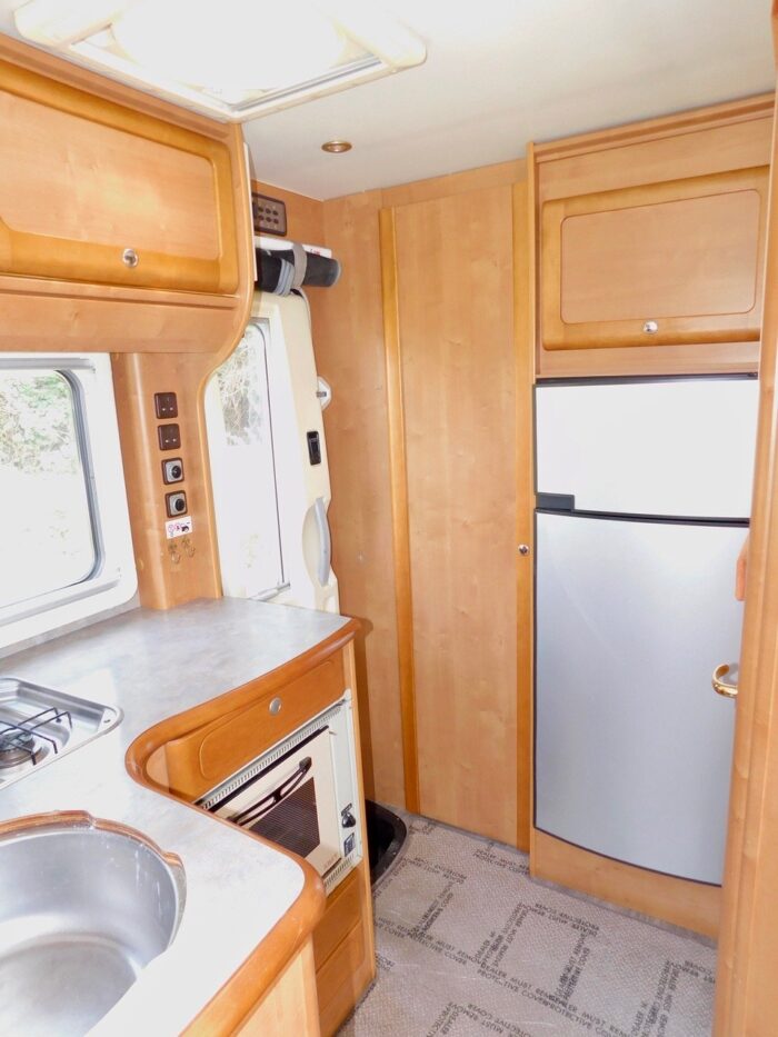 Rapido 927F Luxury 4 Berth Motorhome with 4 x Seat Belts. Fiat 2.8 Hdi with Spacious Lounge and 2 x Double Beds. Only 5.99m Long. £32,000 - Image 20