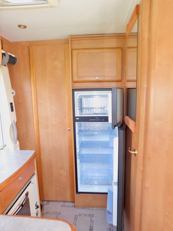 Rapido 927F Luxury 4 Berth Motorhome with 4 x Seat Belts. Fiat 2.8 Hdi with Spacious Lounge and 2 x Double Beds. Only 5.99m Long. £32,000 - Image 19