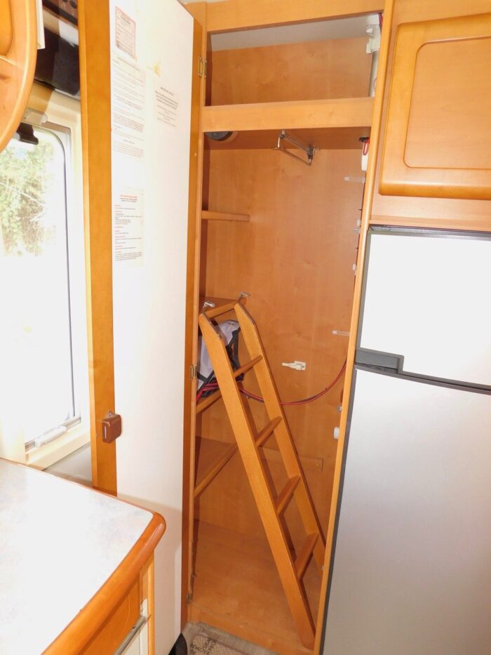 Rapido 927F Luxury 4 Berth Motorhome with 4 x Seat Belts. Fiat 2.8 Hdi with Spacious Lounge and 2 x Double Beds. Only 5.99m Long. £32,000 - Image 18