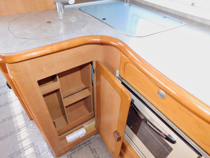 Rapido 927F Luxury 4 Berth Motorhome with 4 x Seat Belts. Fiat 2.8 Hdi with Spacious Lounge and 2 x Double Beds. Only 5.99m Long. £32,000 - Image 16