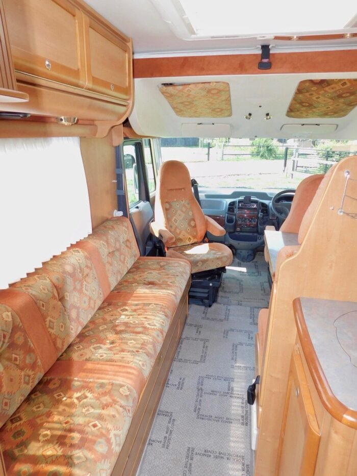 Rapido 927F Luxury 4 Berth Motorhome with 4 x Seat Belts. Fiat 2.8 Hdi with Spacious Lounge and 2 x Double Beds. Only 5.99m Long. £32,000 - Image 14