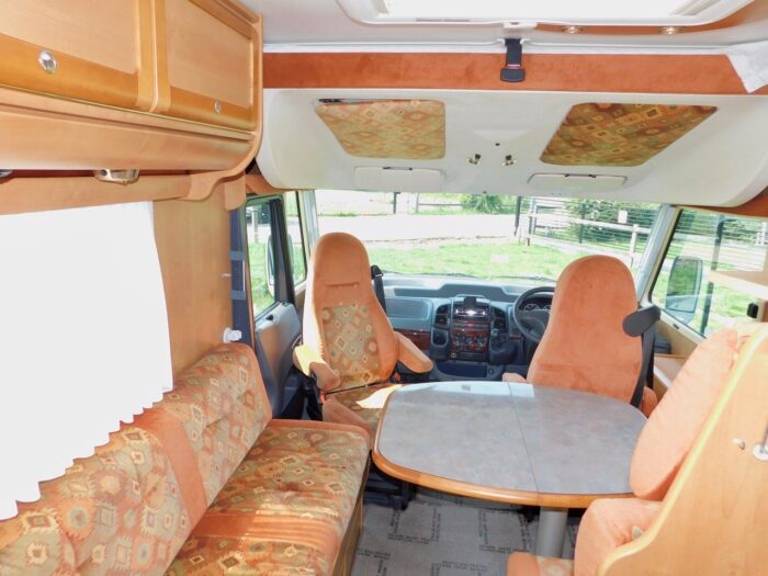 Rapido 927F Luxury 4 Berth Motorhome with 4 x Seat Belts. Fiat 2.8 Hdi with Spacious Lounge and 2 x Double Beds. Only 5.99m Long. £32,000 - Image 13