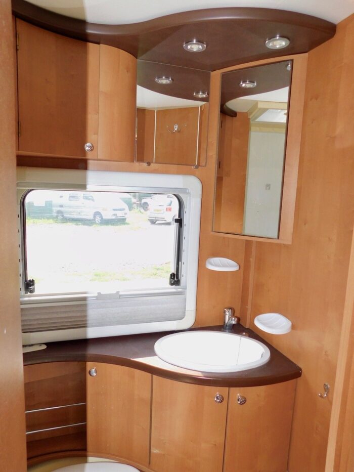 Rapido 927F Luxury 4 Berth Motorhome with 4 x Seat Belts. Fiat 2.8 Hdi with Spacious Lounge and 2 x Double Beds. Only 5.99m Long. £32,000 - Image 7