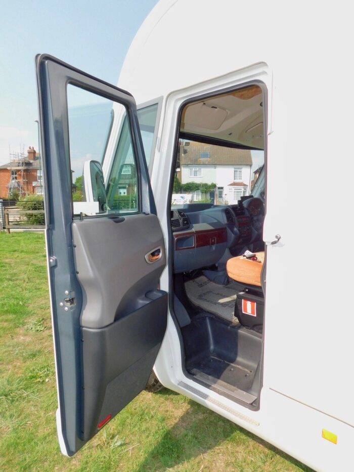 Rapido 927F Luxury 4 Berth Motorhome with 4 x Seat Belts. Fiat 2.8 Hdi with Spacious Lounge and 2 x Double Beds. Only 5.99m Long. £32,000 - Image 4