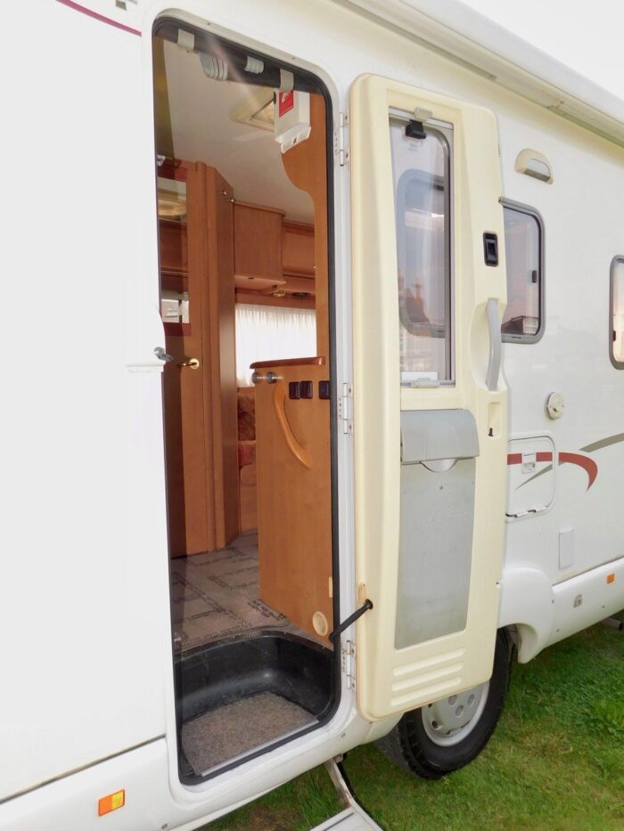 Rapido 927F Luxury 4 Berth Motorhome with 4 x Seat Belts. Fiat 2.8 Hdi with Spacious Lounge and 2 x Double Beds. Only 5.99m Long. £32,000 - Image 2
