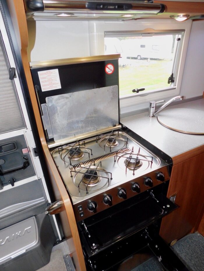 Laika Rexosline 680 LHD with Automatic Gearbox 5 Berth with 4 x Seat Belts. Late 2008 with only 71,000 miles from New with FSH.. £36,999 - Image 20