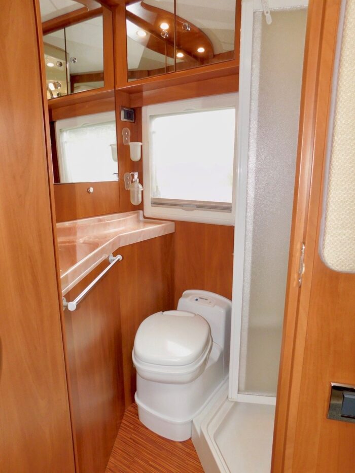Laika Rexosline 680 LHD with Automatic Gearbox 5 Berth with 4 x Seat Belts. Late 2008 with only 71,000 miles from New with FSH.. £36,999 - Image 18