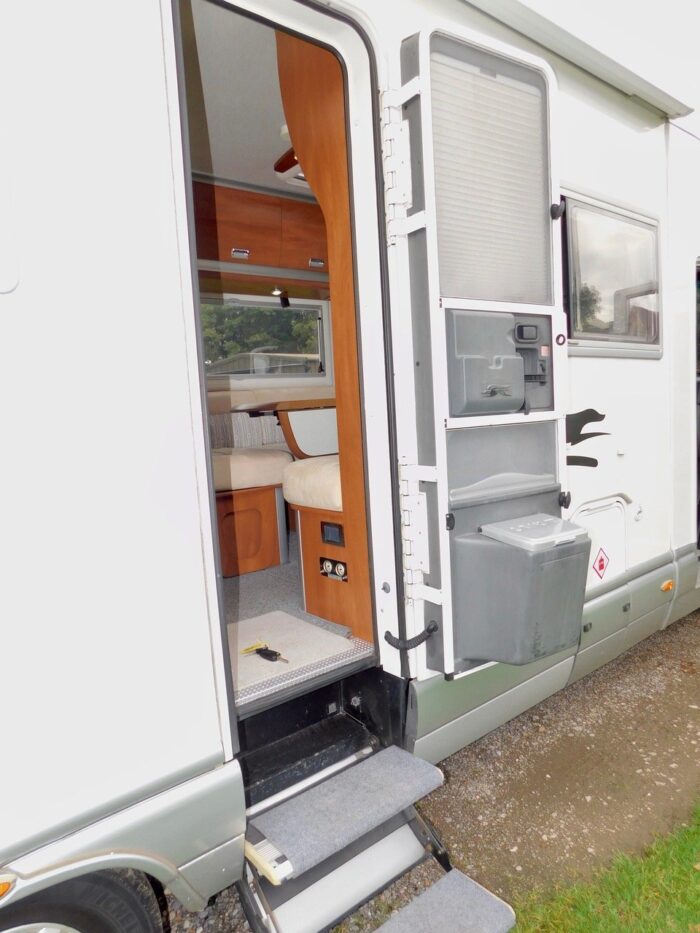Laika Rexosline 680 LHD with Automatic Gearbox 5 Berth with 4 x Seat Belts. Late 2008 with only 71,000 miles from New with FSH.. £36,999 - Image 5