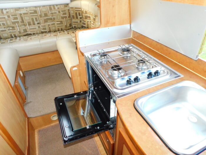 IH Savannah Tio R Luxury 2 Berth Campervan with U Shape REAR LOUNGE. Fiat 2.8 Jtd with Only 60,000 miles from NEW. Only 5.6m Long £24,999 - Image 9