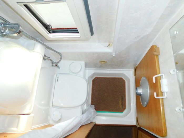 IH Savannah Tio R Luxury 2 Berth Campervan with U Shape REAR LOUNGE. Fiat 2.8 Jtd with Only 60,000 miles from NEW. Only 5.6m Long £24,999 - Image 5