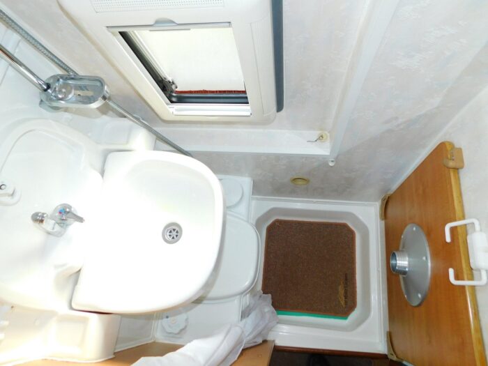 IH Savannah Tio R Luxury 2 Berth Campervan with U Shape REAR LOUNGE. Fiat 2.8 Jtd with Only 60,000 miles from NEW. Only 5.6m Long £24,999 - Image 4