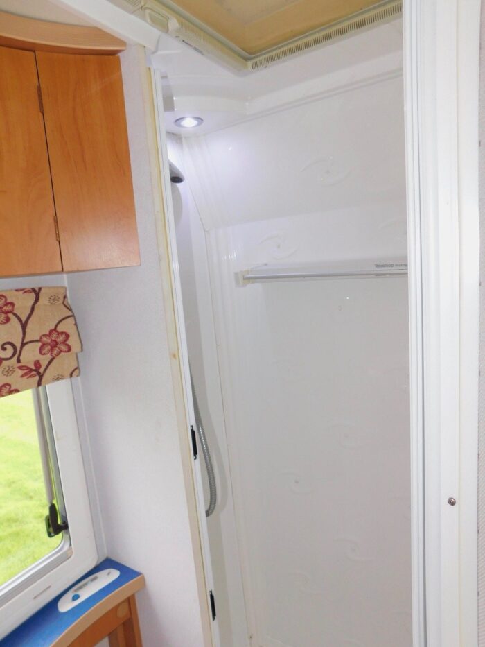 RAPIDO 786F Fiat 2.8 Jtd 4 Berth with Fixed Rear French DOUBLE Corner BED. Only 60,000 miles from New. £24,999 - Image 20