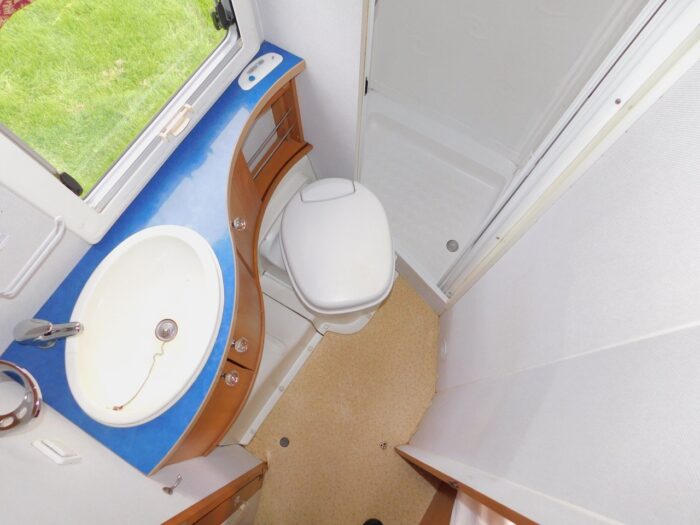 RAPIDO 786F Fiat 2.8 Jtd 4 Berth with Fixed Rear French DOUBLE Corner BED. Only 60,000 miles from New. £24,999 - Image 19
