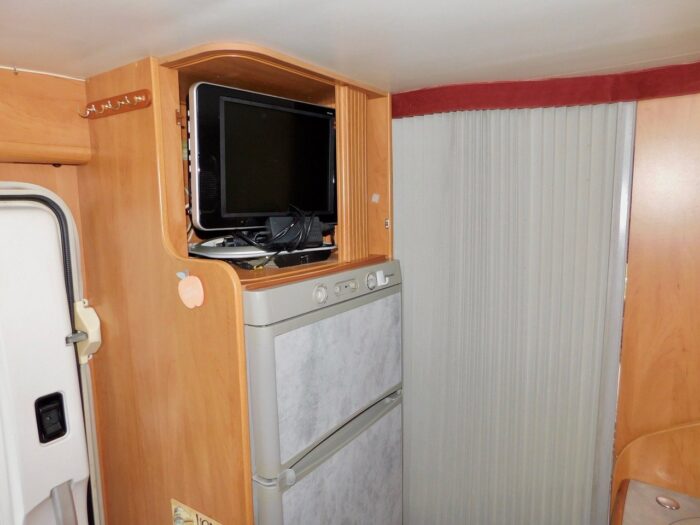 RAPIDO 786F Fiat 2.8 Jtd 4 Berth with Fixed Rear French DOUBLE Corner BED. Only 60,000 miles from New. £24,999 - Image 11