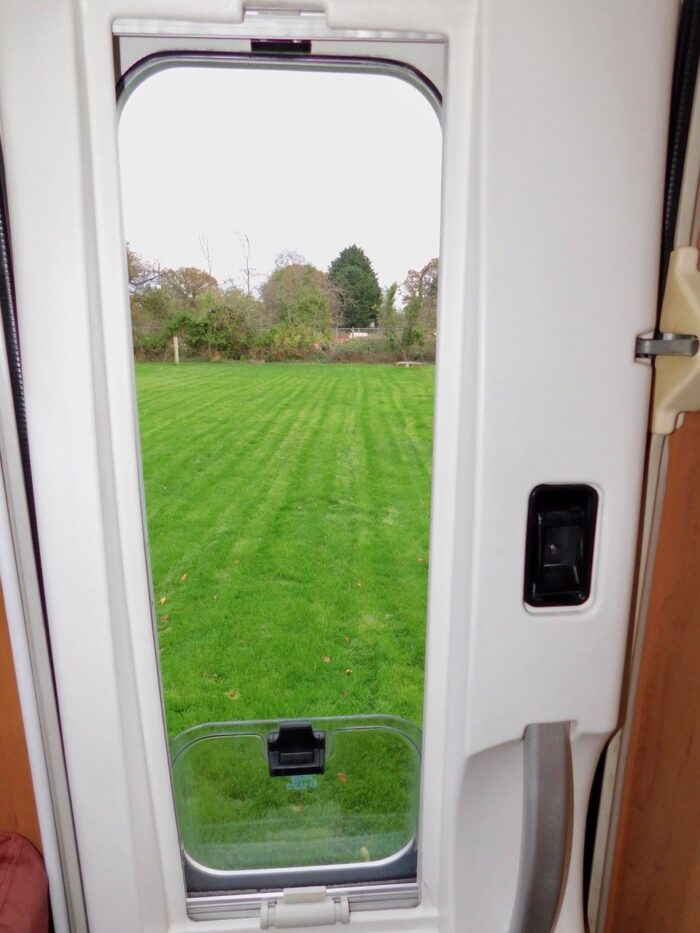 RAPIDO 786F Fiat 2.8 Jtd 4 Berth with Fixed Rear French DOUBLE Corner BED. Only 60,000 miles from New. £24,999 - Image 8