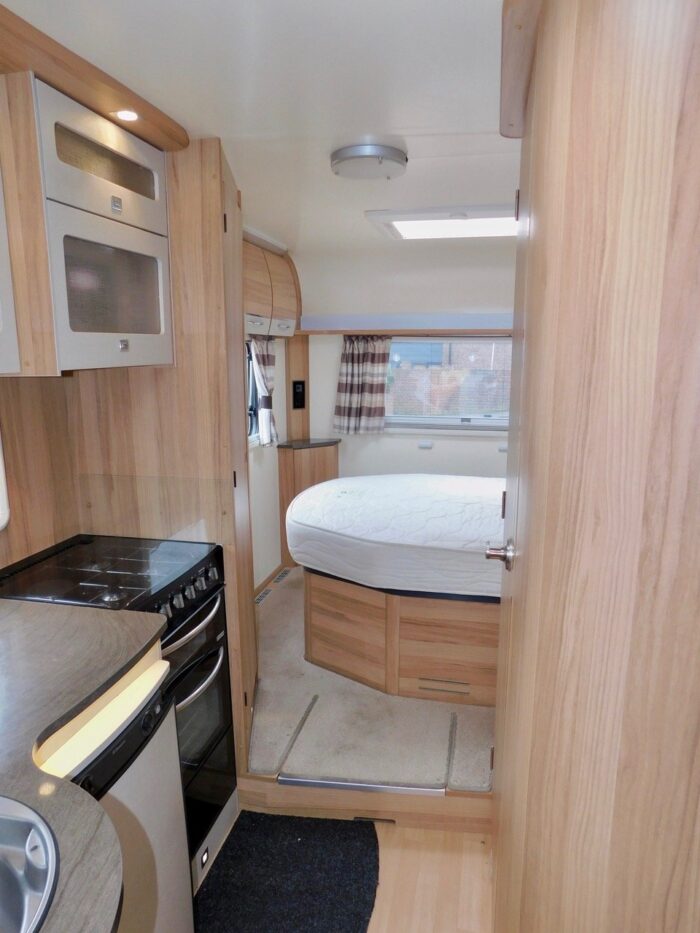 2016 Bailey Approach Autograph 730 Peugeot 2.2 HDi L3 Euro 5 (130 ps) Luxury  4 Berth Bed Motorhome with Island bed £44,999 - Image 6