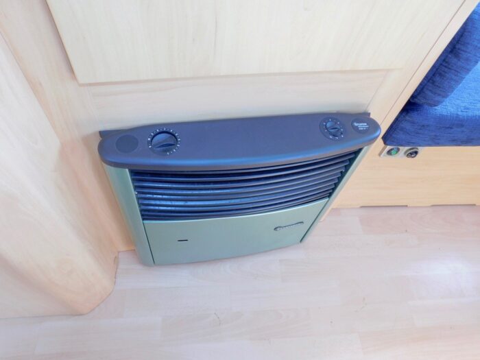 Lunar Champ 520 4 Berth With REAR LOUNGE. Fiat 2.3 Jtd Only 5.6m Long and 2.27m Wide Only 41,563 from new. £18,999 - Image 8