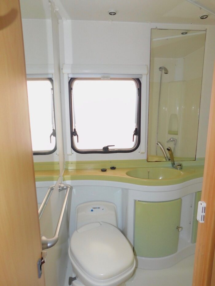 Lunar Champ 520 4 Berth With REAR LOUNGE. Fiat 2.3 Jtd Only 5.6m Long and 2.27m Wide Only 41,563 from new. £18,999 - Image 6