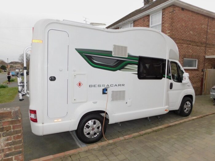 Bessacarr 424 Fiat 2.3 - 2 130 bhp. 4 Berth with 4 x 3 point Seat Belts. Plated Weight 3500 Kgs and Only 5.99m Long and 2.82m High and 2.38m Wide. £47,999 - Image 27