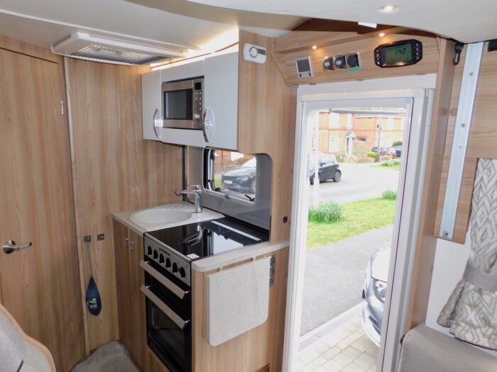 Bessacarr 424 Fiat 2.3 - 2 130 bhp. 4 Berth with 4 x 3 point Seat Belts. Plated Weight 3500 Kgs and Only 5.99m Long and 2.82m High and 2.38m Wide. £47,999 - Image 19