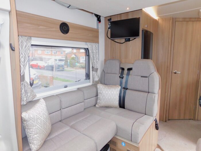 Bessacarr 424 Fiat 2.3 - 2 130 bhp. 4 Berth with 4 x 3 point Seat Belts. Plated Weight 3500 Kgs and Only 5.99m Long and 2.82m High and 2.38m Wide. £47,999 - Image 17