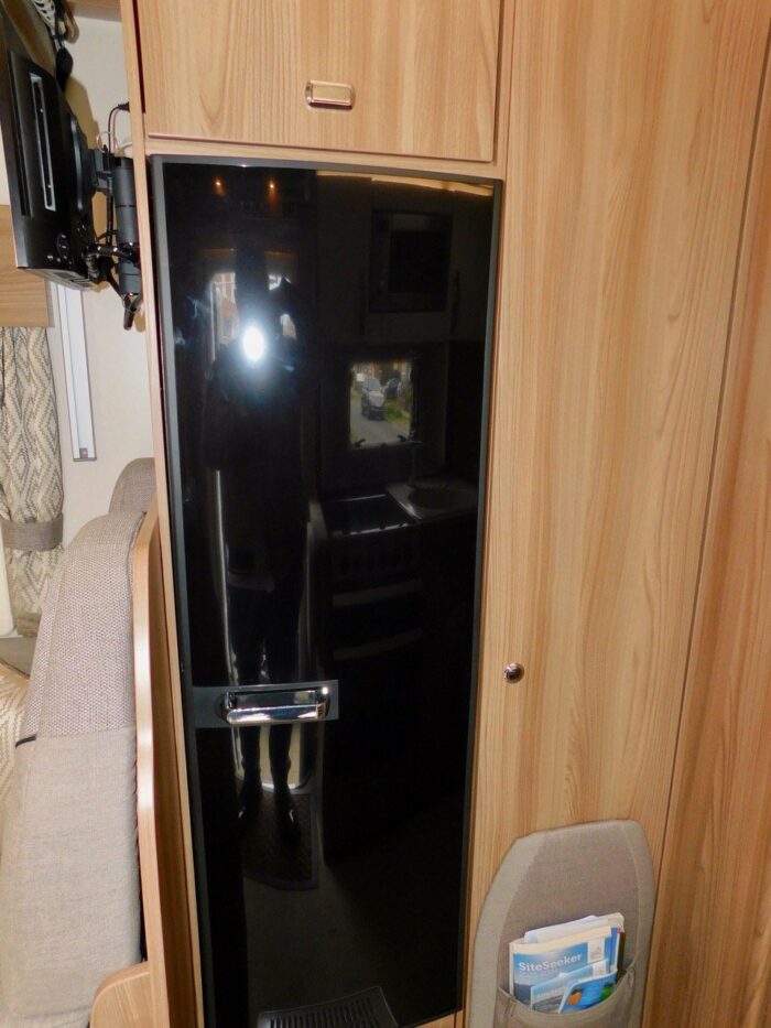 Bessacarr 424 Fiat 2.3 - 2 130 bhp. 4 Berth with 4 x 3 point Seat Belts. Plated Weight 3500 Kgs and Only 5.99m Long and 2.82m High and 2.38m Wide. £47,999 - Image 16
