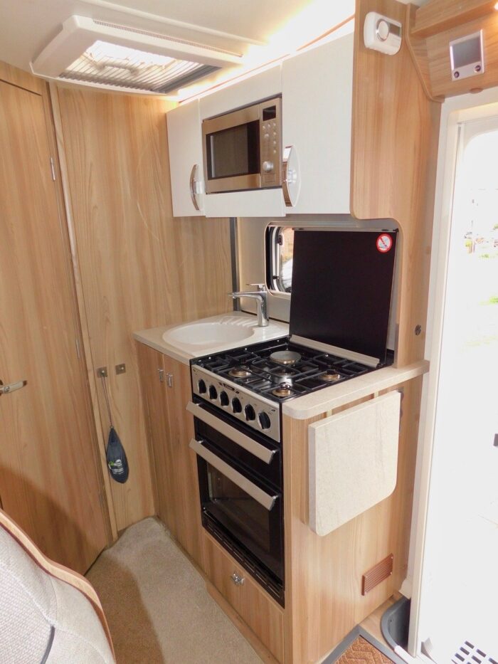 Bessacarr 424 Fiat 2.3 - 2 130 bhp. 4 Berth with 4 x 3 point Seat Belts. Plated Weight 3500 Kgs and Only 5.99m Long and 2.82m High and 2.38m Wide. £47,999 - Image 13