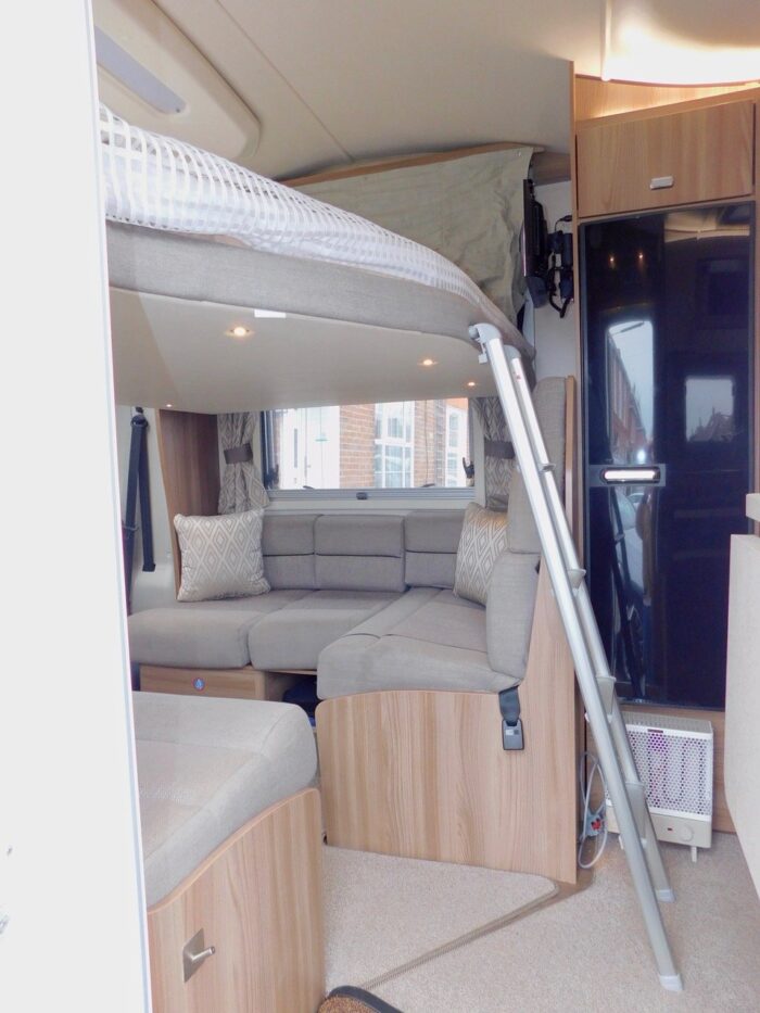 Bessacarr 424 Fiat 2.3 - 2 130 bhp. 4 Berth with 4 x 3 point Seat Belts. Plated Weight 3500 Kgs and Only 5.99m Long and 2.82m High and 2.38m Wide. £47,999 - Image 9