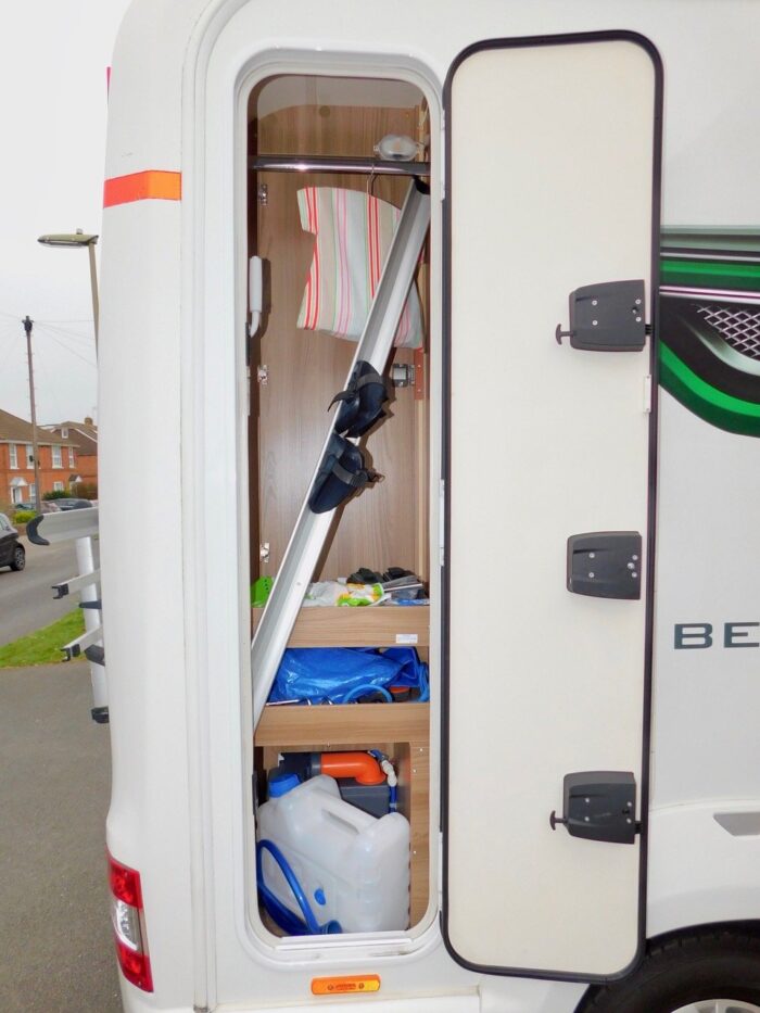 Bessacarr 424 Fiat 2.3 - 2 130 bhp. 4 Berth with 4 x 3 point Seat Belts. Plated Weight 3500 Kgs and Only 5.99m Long and 2.82m High and 2.38m Wide. £47,999 - Image 8