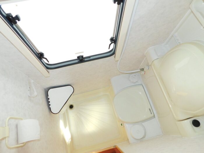 VW 2.4 diesel Compass Navigator 310 RL 4 Berth with Rear Lounge. £22,999 Extensively Refurbished - Image 7