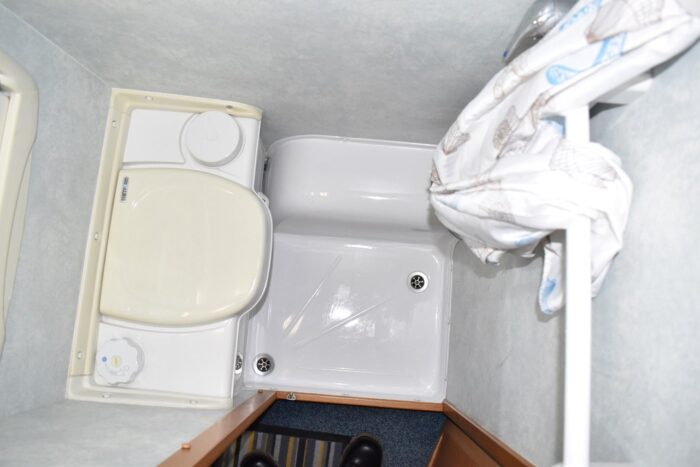 Auto-Sleeper Duetto Luxury 2 Berth Campervan in Silver with AIR CONDITIONING. 2007 with only 69,000 miles from New. £24,999 - Image 16