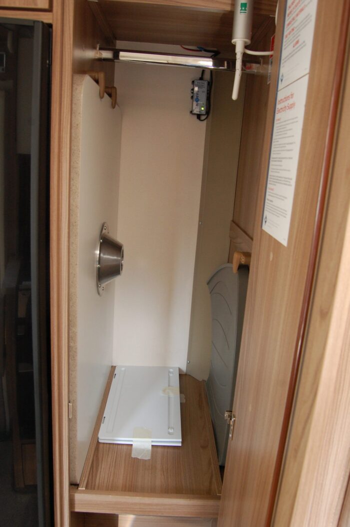 Bessacarr 424 Fiat 2.3 - 2 130 bhp. 4 Berth with 4 x 3 point Seat Belts. Plated Weight 3500 Kgs and Only 5.99m Long and 2.82m High and 2.38m Wide. £47,999 - Image 7