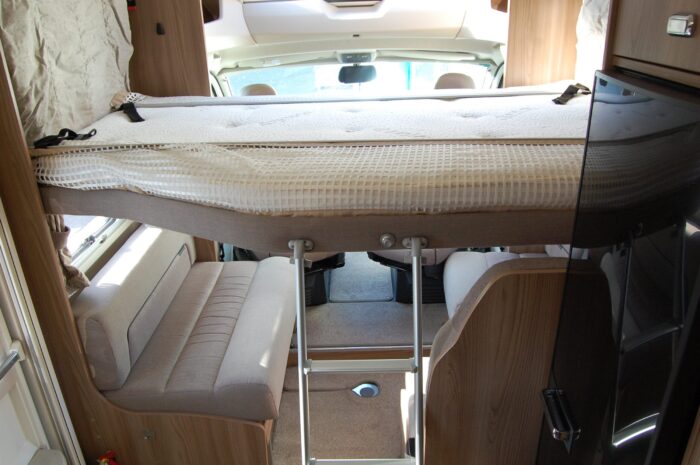 Bessacarr 424 Fiat 2.3 - 2 130 bhp. 4 Berth with 4 x 3 point Seat Belts. Plated Weight 3500 Kgs and Only 5.99m Long and 2.82m High and 2.38m Wide. £47,999 - Image 5