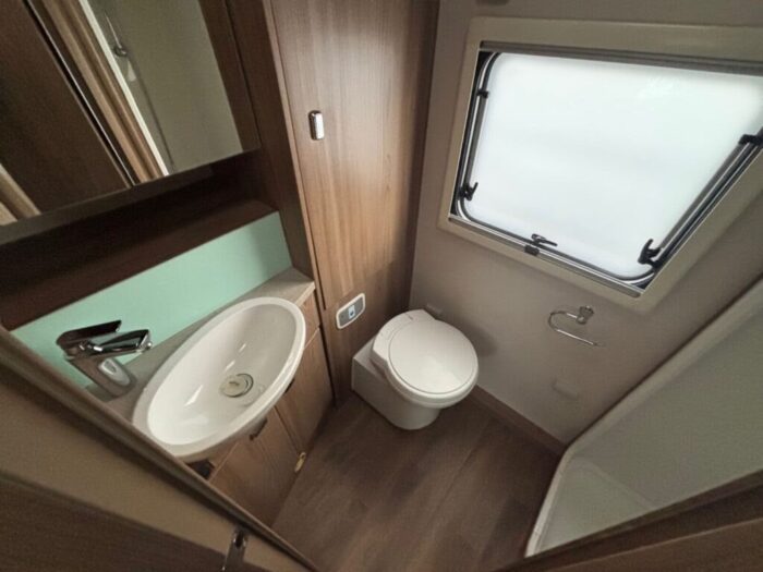 Bessacarr 424 Fiat 2.3 - 2 130 bhp. 4 Berth with 4 x 3 point Seat Belts. Plated Weight 3500 Kgs and Only 5.99m Long and 2.82m High and 2.38m Wide. £47,999 - Image 2