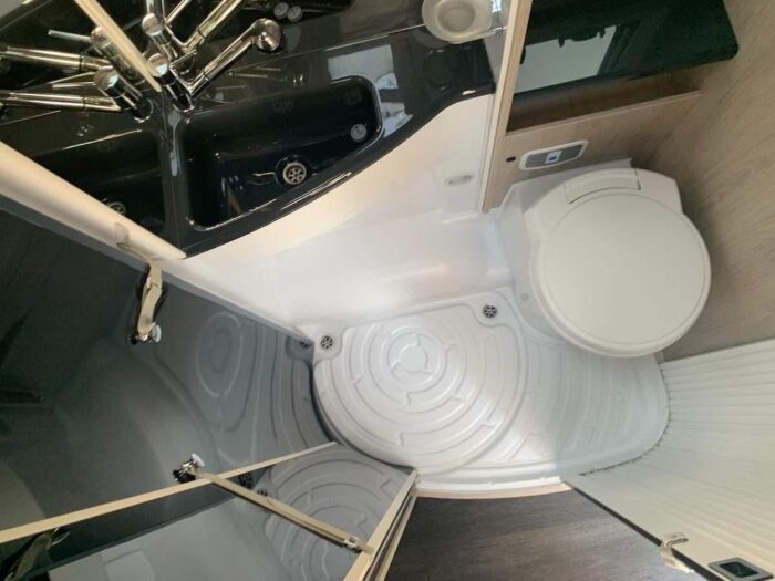Chausson Flash 514 with VIP pack. 4 BERTH. Ford 2.0 Tdci 130 Bhp economical engine with 6 Speed Gearbox £44,999 - Image 3