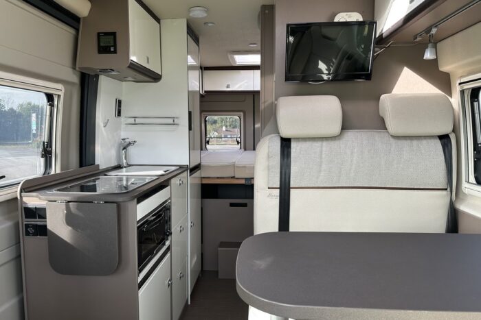 Burstner City Car C600 Harmony Line Fiat 2.3 AUTOMATIC Luxury Compact 2 to 3 Berth under 6m Long and Only 14,580 miles from New 2019 £54,999 - Image 5